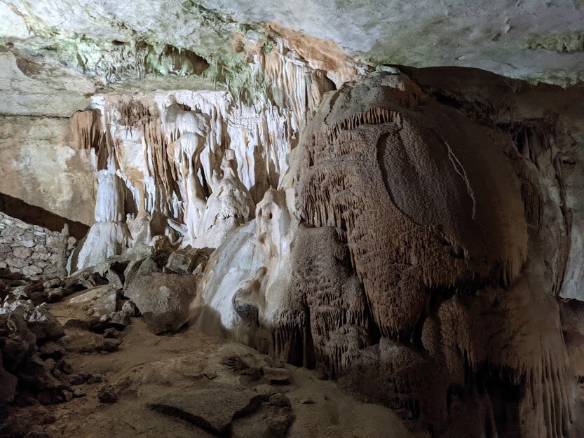 Внутри пещеры такая красота
