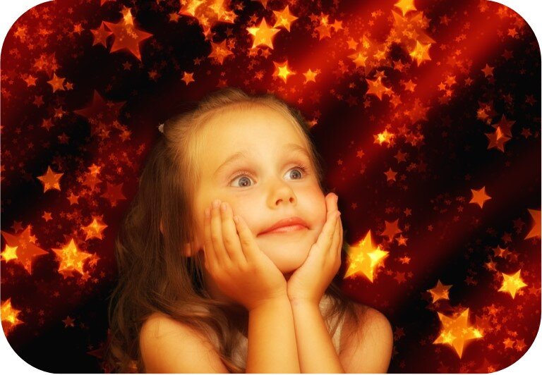 С точно таким же, счастливо-наивным выражением лица. https://cdn.pixabay.com/photo/2016/10/14/12/34/girl-1740116_960_720.jpg