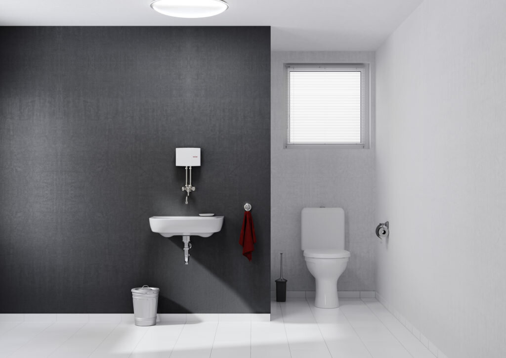 Компактный проточный водонагреватель Stiebel Eltron смонтирован на стене для одной точки водоразбора