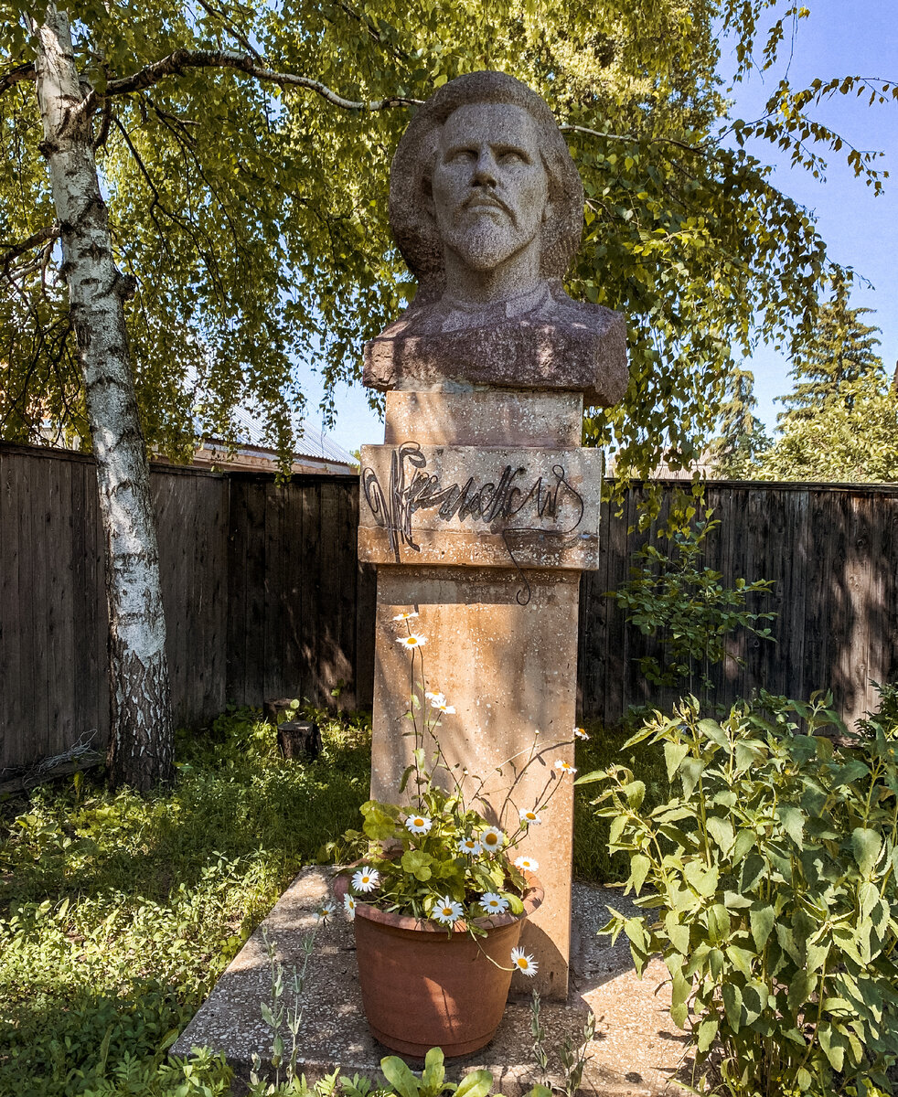 Во дворе дома-музея установлен памятник художнику. Фото автора
