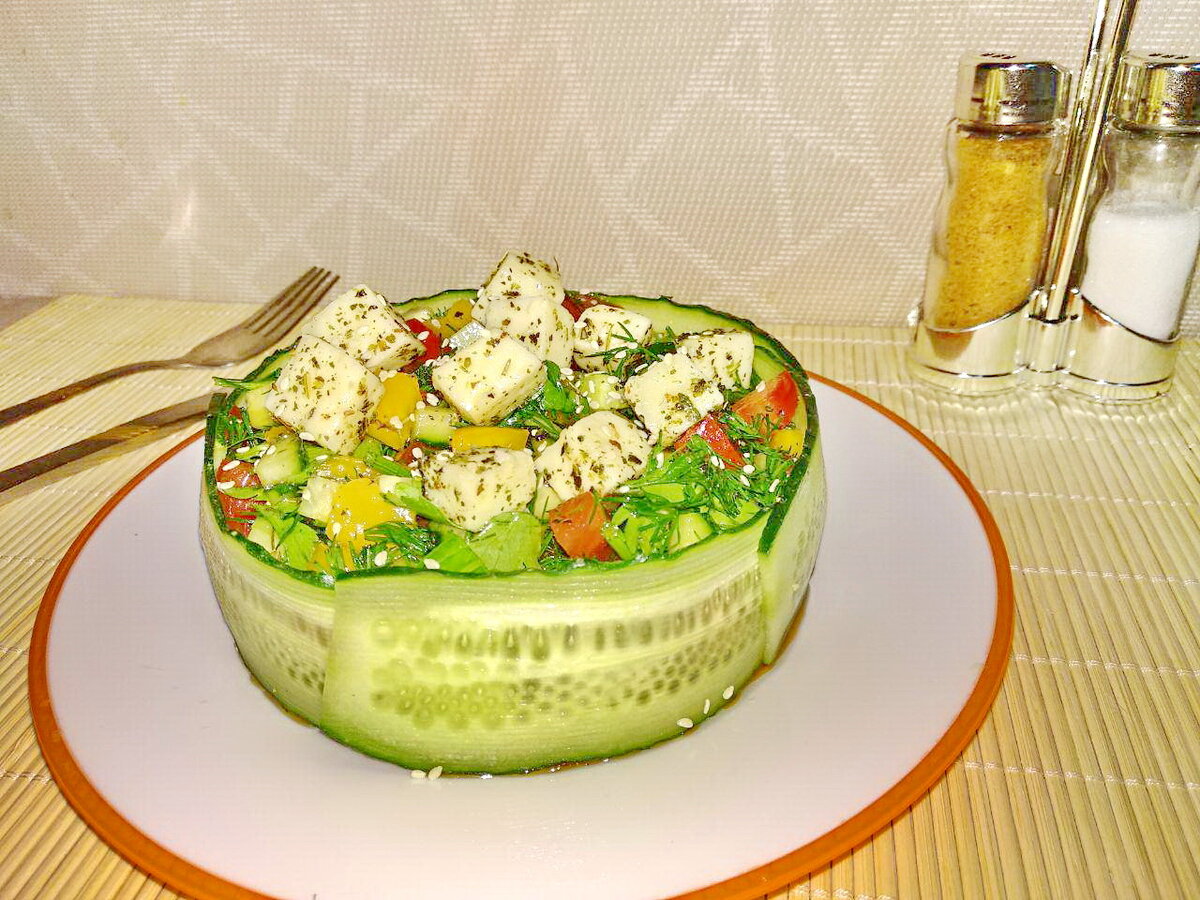 Летний салатик с адыгейским сыром и пикантной заливкой.