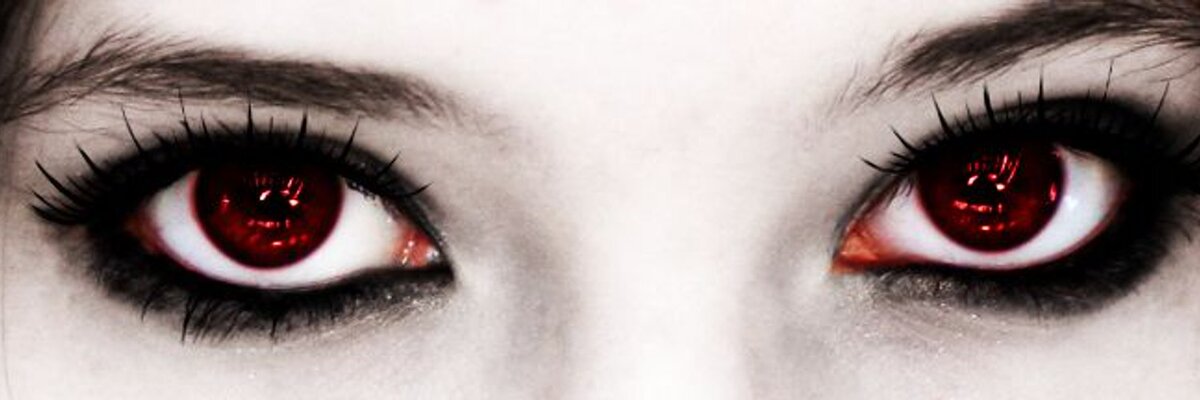 -Кетрин будешь доедать? - спросила Дана .-Отвали, дай пожрать нормально. - ответила я подруге и соседке по камере.- Что мы такие злые?Дана очень любила есть но фигура у неё была модельной, вот что значит повезло человеку.-Хееей! Привет Дана и мясорубка!-поздоровался друг Кай с которым мы попали в клетку.-У меня имя есть засранец. - с вызовом ответила я.Да, у нас всех такие отношения. Ну а что вы думали в тюрьмах препадают правила этикета? А вообще мы стали друг другу семьёй, но мы все всё равно остаёмся холоднокровными убийцами, для нас смерть человека это как для вас рождение. Убийства, смерть - зависимость, как наркотики, убьёшь один, два, три раза все остановиться трудно. В каждом из нас заложено желание убивать, видеть кровь на своих руках... Но люди боятся...боятся не понравится другим, боятся отвечать за свои поступки,боятся потерять доверие близких, но обрести друзей с такой же судьбой. Которые понимают тебя. Но  они не способны на дружбу и любовь. Начнёшь убивать-закопаешь себя. И никто не будет оплакивать тебя на могиле, и она зарастет травой... Но они этого не понимают, убийцы, они чувствуют азарт, это как адреналин, но в скором времени это чувство власти закончится и начнётся чувство отчаяния, ненужности. Всё жизнь закончится. На земле, но не забывай, что тебе предстоит ад. Живи, радуйся и не совершай глупостей...- Ну я просто дал определение твоему образу.- держи это при себе.-Дана Вашетан! - Крикнул крепкого телосложения мужчина в чёрном- К вам посетитель.-Наверное мать. Че она припёрлась!? - зло выдала Дана и удалилась.- Ну ты же понимаешь что убила 178 человек и ещё 45 утопила в кислоте ?  И после этого говоришь что ты не мясорубка?- Если завидуешь так и скажи.. -Да.... Чему тут завидовать... Хотя то что тебя не расстреляли это странно, тут можно и позавидовать.Я фыркнула и скрести руки на груди уставилась на силуэт подруги которая с кем то оживленно разговаривала. - Честно, я не жалею что сделала. Может мои жертвы, и смеются надо мной, мол, глупая девчонка раздобыла с детства путёвку в ад. Но мне на это наплевать. Ведь они то мертвы! А я живая. И тут уж над кем смеяться... -Но за то ты зайдёшь в ад легендой... - с грустной улыбкой проговорил Кай. - Ты погляди дьявол! У тебя тут серьёзный конкурент! - с иронией проговорила Сьюзенн подходя к столику. И она тоже очередная моя подружка. Учились вместе в колледже и познакомились в кабинете психолога. - Берегись Сьюзенн как бы наша  Кетрин не испепелила тебя взглядом. - Уже сказала Дана возле столика. - Привет Дана. -Привет свинка. -Какого хрена Дана?! Какая нахер свинка?! - не выдержала Сьюзенн. Называли её так потому что жрёт много и как Дана не толстеет. Хотя Дана тоже свинья но внешность у неё конечно что свиньей не назовёшь, грех, как бы смешно это не звучало. -Ой все. -  отмахнулась от собеседницы Дана - Не надо только причетать. - Когда будешь идти, оглядывайся, вдруг какая-нибудь свинья горло перегрызет. - сказала Сьюзенн и все рассмеялись. - Кстати Дан, кто к тебе приходил? - Спросила я. - Ну отец, а тебя это волнует? - ответила подруга- Ну вообще наплевать, но вдруг тайный поклонник из канализации пришёл и  принёс букет из дохлых крыс . - с иронией ответила я. -Ага, если бы. - Эй! Вы! Это вам не ресторан! А ну быстро разбежались по камерам дряни! - сказал тот мужчина который позвал Дану. - У нас у всех есть имена и ещё трое наших друзей не пришли. Так что мы ещё помазолим вам глаза уж не обижайтесь. - ответил Кай. - Ты че малый, указывать мне будешь?! Быстро пошли вон ублюдки! - Я же объяснил причину. - тем же спокойным голосом продолжал Кай. - Или вы не слышите из-за своих раций или как там они. - Привет ребят, ну уж извините за опоздание такие матрасы мягкие. - Попреветствовал Стюарт. -Привет всем! - поздоровался Тоби- Всем здарова. - и наконец подал голос Джим. - у вас 10 минут и я не буду повторять по 100 раз! - Продолжал неугомонный мужчина. - No problems. - показушно ответил Джим. Мужчина который только хотел вернуться на место усмехнулся и произнёс :- Русский язык выучи потом уже по английскому тараторь. Всё рассмеялась и разошлись по клетками, и только Джим не смеялся, он покраснел и смотрел куда то в пол. - Да ладно друг, а я вот вообще английский не знаю. - услышала я от ТобиИ подтолкнув друга они направились в камеру. И вот мне уже 63. Мои друзья уже лежат в удобных могилах. Дану и Кая расстреляли, Джима, Сьюзенн и Стюарта повесили. А я с Тоби бежали, но его вычислили вот так года 2 назад. Опять посадили. Через неделю его нашли мёртвым, видимо с ним рассправился кто-то из соседей в камере. Печальная у них судьба. Незнаю почему ещё жива я... Но скоро и моя очередь, все же старость не радость, особенно грешнику. Все же я сломала себе жизнь, а могла бы быть учёным, поступить в  Физико-математический. Но уже поздно, очень поздно. Вот оно - чувство отчаяния. Разве я появилась на свет чтобы убивать?! Нет. Но я все испортила. Я запустила руку в свои седые, редеющие волосы, и в уголке глаза показалась слеза.- Почему?! - спросила я глядя в небо через окно. - Что мной двигало?!Я не могла сдержать поток слез. Весь вечер я вспоминала покойных друзей. "Как они там?" - думала я - " почему они!? Почему не я?!"Я прокручивала у себя в голове минуты побега, разговоры и Кая. Его лицо такое красивое. Жаль что я не сказала ему это когда он был жив.На часах было семь утра. Возле подъезда стояла скорая и две машины полиции. Люди выглядывали из окна некоторые вышли чтобы выяснить причину столпотворения.- Что случилось товарищ полицейский? - спросил Джо, старичок живущий на третьем этаже дома. Он имел английские корни и поэтому говорил с забавным акцентом.- Ваша соседка, шестидесяти трех летния женщина, Кетрин Лашен, к несчастью погибла.- Бог мой! - искренни удивился старик Джо. -  А что, убил кто?- Нет, просто сердце не выдержало.- Ясно... - Сказал дед и направился к себе в укрытие.Вот так вот бывает в жизни. Свернула на не на том повороте судьбы и все уже выносят на носилках в морг. А ведь даже оплакивать не кому. Ну и ладно. Живи пожалуйста так как считаешь нужным. Не поддавайся влиянию других  и не становись монстром ведь ты личность которую должны помнить не за зло, а за добро. Но в первую очередь не становись психопатом только ради себя. Это твоя жизнь и прожив её достойно.  