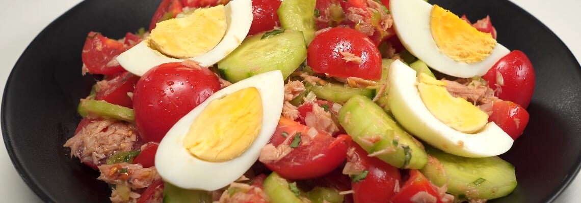 Этот простой и вкусный салат точно оценят все. Готовится он очень просто и быстро из самых доступных ингредиентов. Салат с тунцом и овощами всегда получается очень свежим и вкусным.
