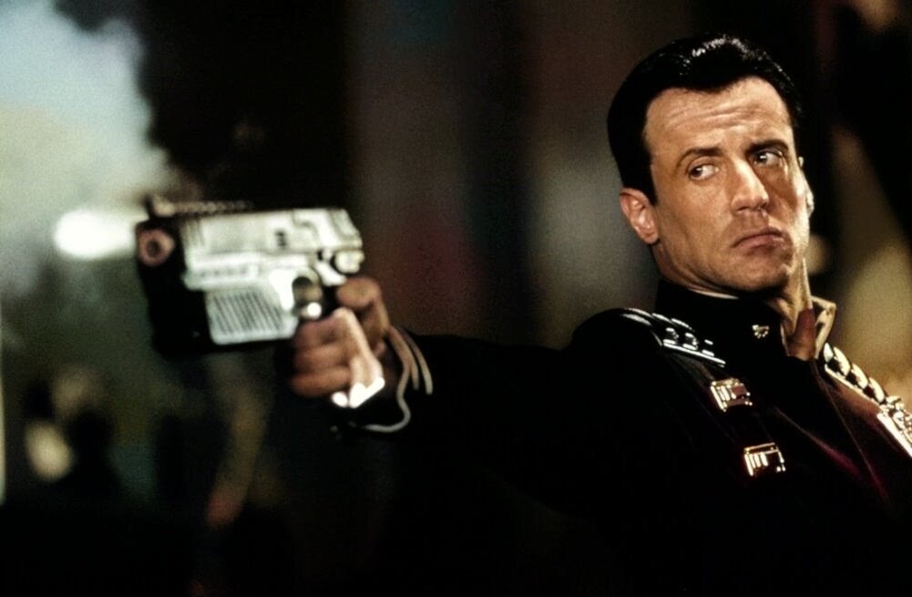 Хотя в девяностые годы фильм без звезды не взлетал, а какой смысл брать Сталлоне, если он всю картину в шлеме будет ходить?