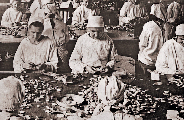 Кто из советской  детворы  не мечтал работать  на кондитерской фабрике?  Но на деле труд этот был монотонным  и совсем несладким