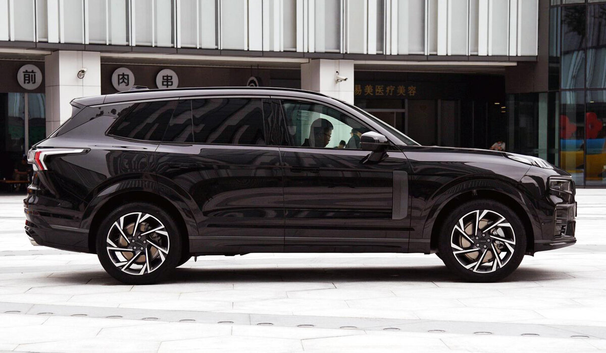 Свой стиль выбран и для фонарей на корме, где в ряд используются красные «пунктиры» разной ширины, а в углах кузова размещаются V-образные led-модули. Существенное отличие экстерьера флагмана от прочих паркетников Lynk & Co 09 2021 – это более крупная радиаторная решетка с вертикальными планками. Основные же блоки оптики остаются на месте, и они все так же маскируются с помощью затемненных плафонов, чтобы сливаться в единое целое с решеткой.