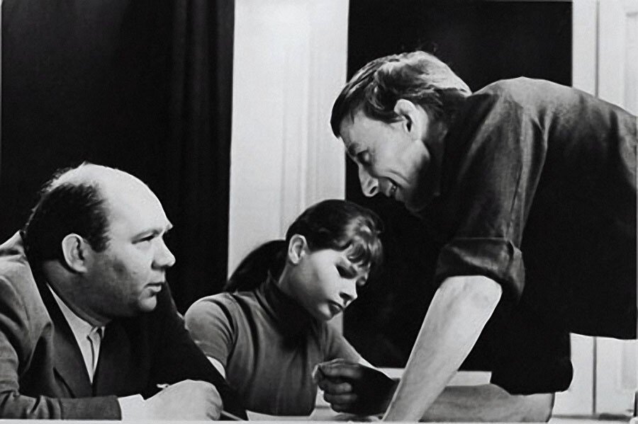 Алексей Коренев инструктирует Евгения Леонова на съёмках "Большой перемены"