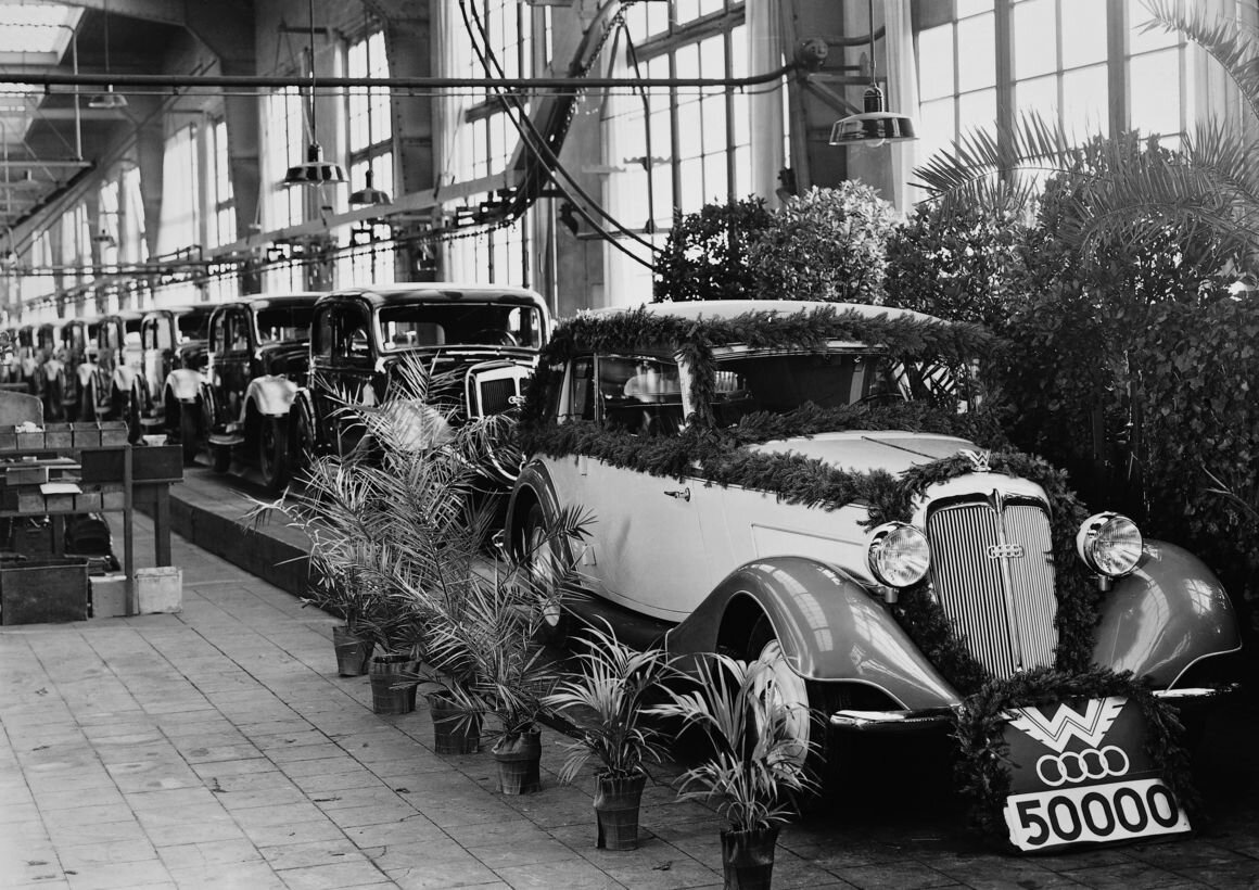 Красивые машины, похожи на американские. Вот только, 50 000 - это не в год, это сделано всего за всю историю марки Wanderer до 1936 года. А за сам 1936 год таких машин сделали всего 8 с небольшим тысяч штук, или около 26 автомобилей каждый день. Фото: AUDI AG