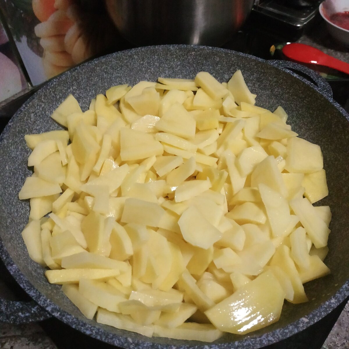 Высыпаем наш картофель, перемешиваем, что бы он покрылся маслом