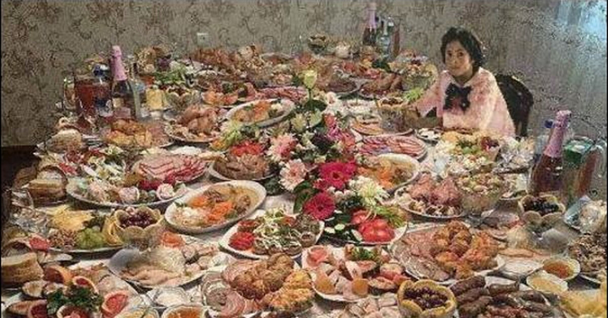 Взято для иллюстрации, много блюд на столе.