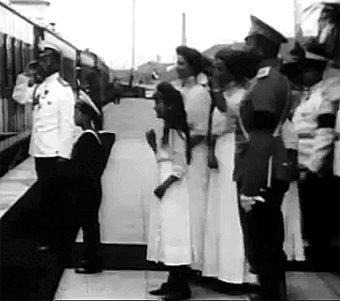 Мини видео из своб. источников на переднем плане Император и Цесаревич.