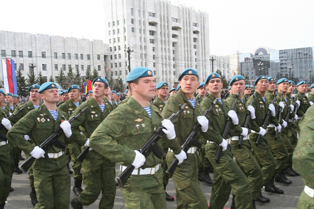 В День Победы во многих городах России проводятся военные парады. Как правило, представителям прессы (а фотографы, конечно, являются ими) выдают специальные пропуска, дающие им право снимать и прохождение войск, и военной техники, и представителей властных структур