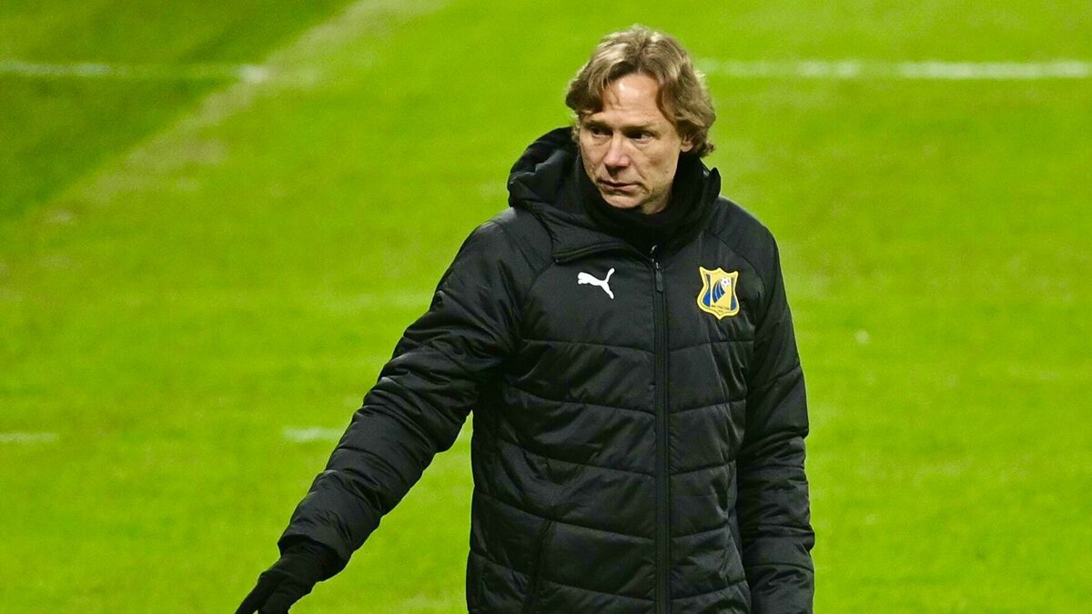 Главный тренер сборной России Валерий Карпин объяснил свое решение покинуть тренерскую должность в «Ростове».
«Хватило одной недели»: Карпин объяснил, почему решил уйти из «Ростова»
Ранее в заявлении на официальном сайте «Ростова» Карпин сообщил об уходе из клуба, тренер сосредоточится на работе со сборной России.
«Хватило одной недели, чтобы понять: я взял на себя серьезную ответственность, тяжелую ношу. Если не могу посвятить команде все свои силы, мысли, время это риск нанести вред. Надо быть честным перед самим собой и футболом», - заявил Карпин.
Карпин тренировал «Ростов» с декабря 2017 года. 26 июля Карпин подписал соглашение с РФС, которое рассчитано до 31 декабря 2021 года с возможностью продления. Ближайшие полгода тренер должен был совмещать должности в «Ростове» и национальной команде России.

Сборная России занимает второе место в группе H в отборе на ЧМ-2022 в Катаре, уступая по дополнительным показателям Хорватии. В дебютном матче Карпина в качестве наставника российской сборной команда встретится с хорватами в «Лужниках» 1 сентября.