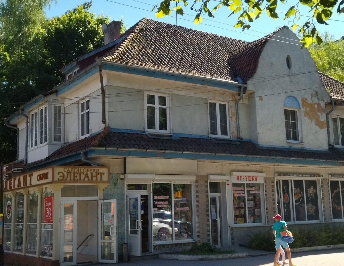 Обратите внимание на окно мансарды слева. Вот он, старинный дом. Фото из личного архива автора