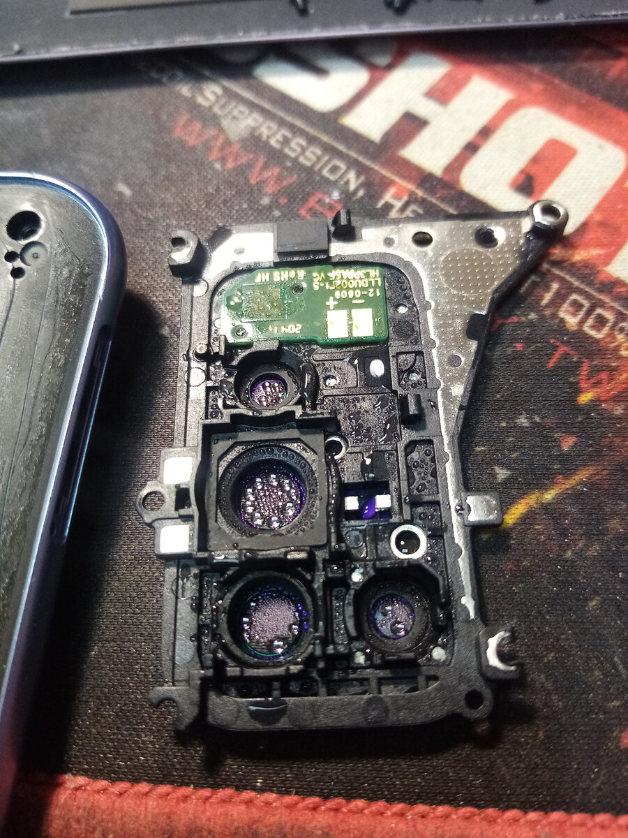 Пластиковая крышка камер и плата светодиода вспышки.