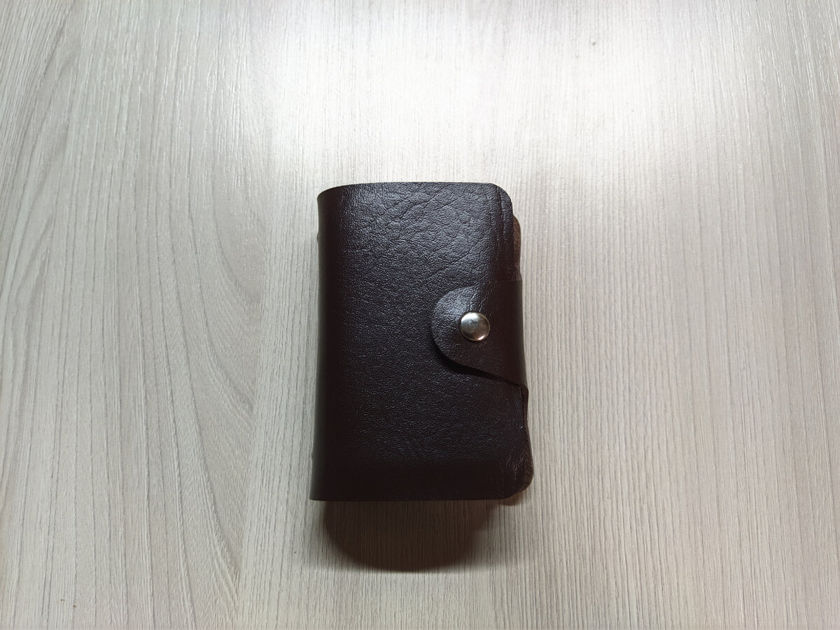 В комплекте чехол для 24 карточек (визитница) 