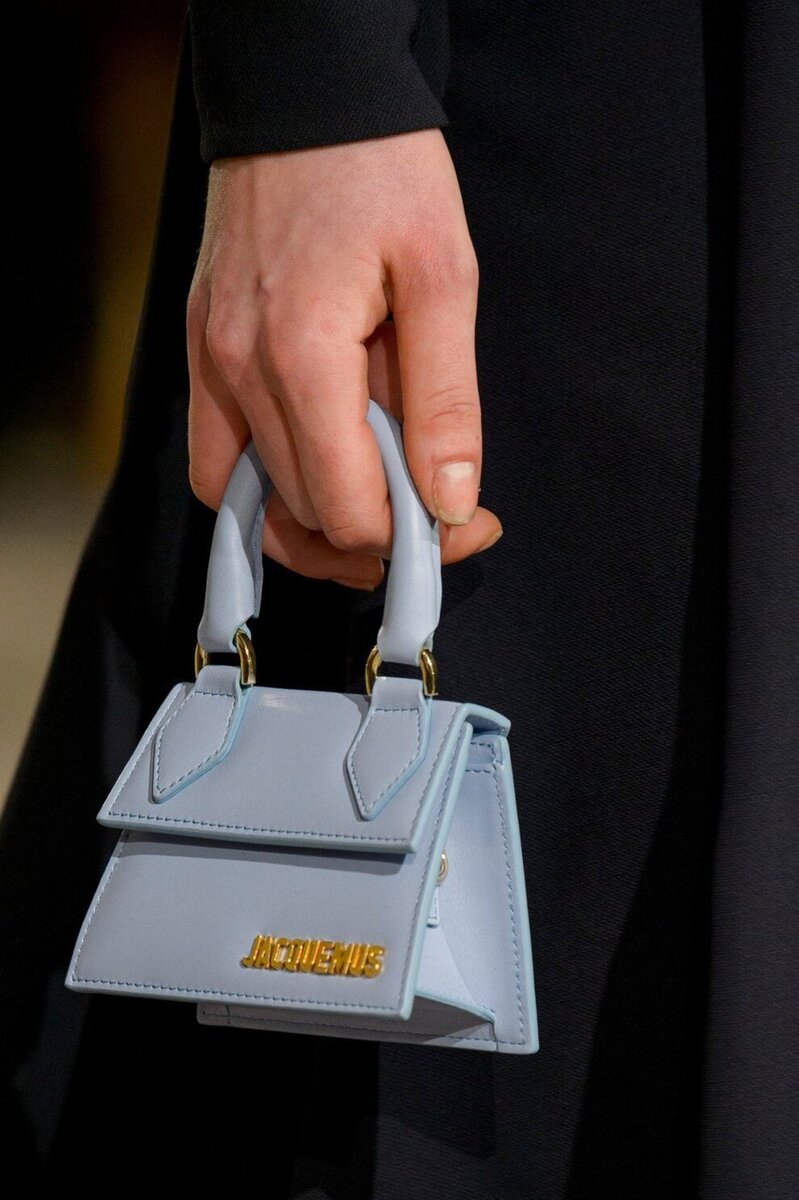 Феномен Jacquemus держал в тонусе звезд стритстайл несколько лет. И вот, кажется, здравый смысл все-таки вернулся в базовое понимание моды. Миниатюрные сумочки постепенно уходят в антитренды, и 2021 год – тому доказательство. Какими бы забавными эти маленькие модели ни были, удобными их точно не назовешь. Ровно как и практичными.Интересно, что многие издания предлагают отступить и от поясных сумок. Но мы поддержать их пока не готовы. Слишком уж приятно ходить со свободными руками!