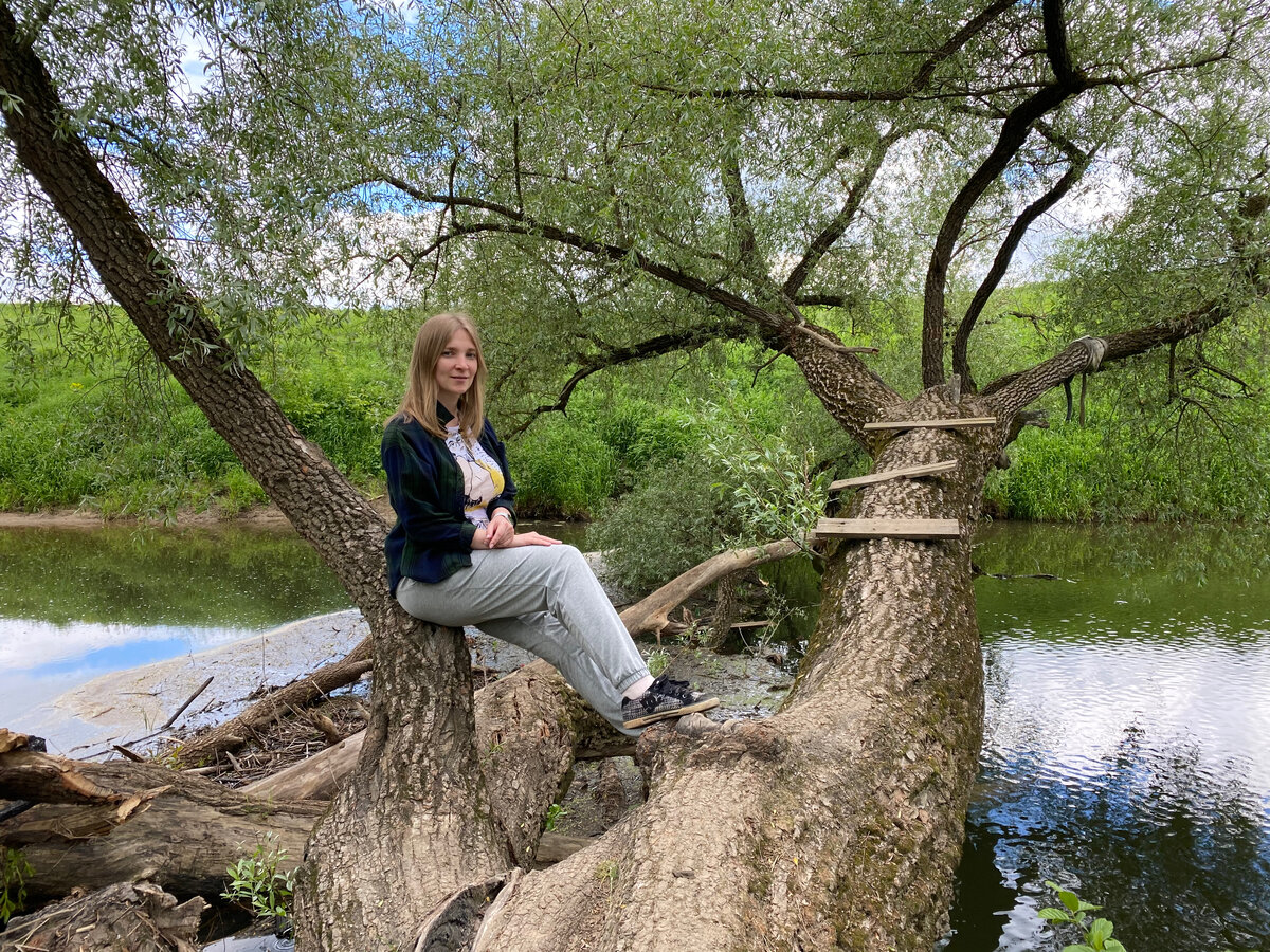 Старые спортивные штаны оказались самыми удобными: у них широкая мягкая резинка. Думаю, что носить их буду чуть ли не до родов :)