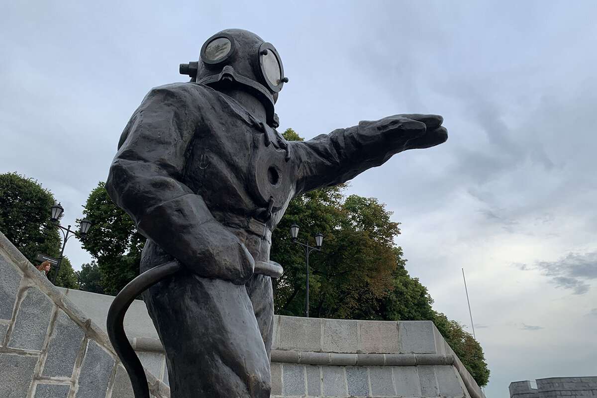 Уборщица, водолаз и метростроевец: топ-7 памятников профессиям в Москве ...