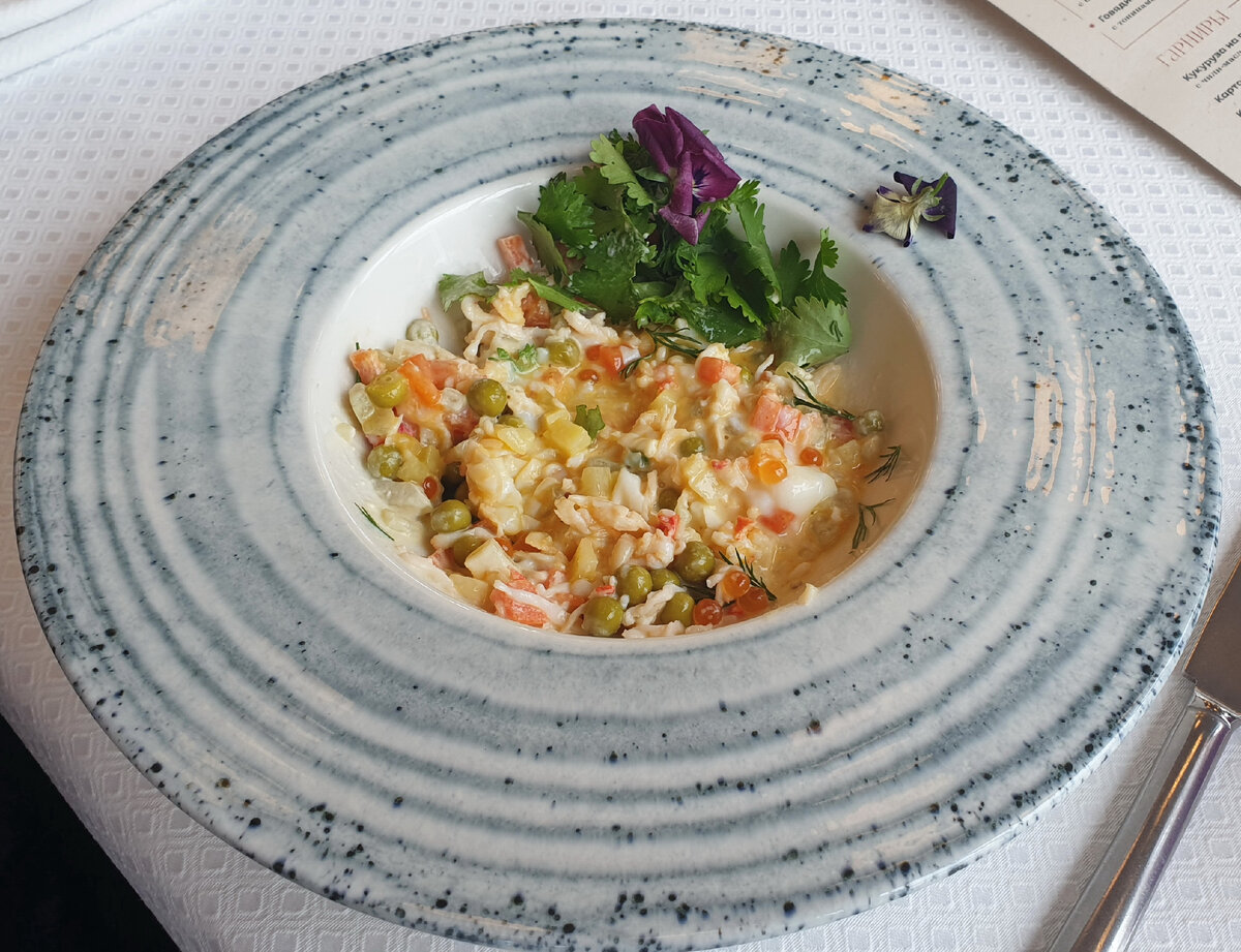 Салат "Оливье с крабом" после перемешивания ингредиентов. Дрисися