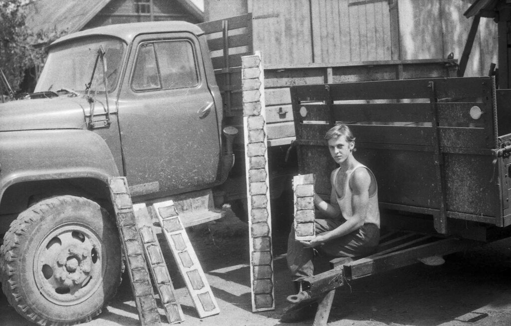 Юноша просушивает шкурки кротов. Александр Кружков, 1 июня 1987 - 31 августа 1989 года, Калининская обл., Старицкий р-н, дер. Турково, из архива Павла Сергеевича Сухарева.