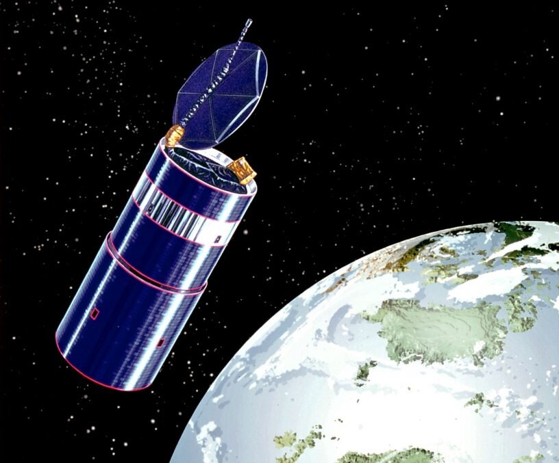 На иллюстрации: спутник «Бонум-1» (Bonum 1). Спутник «Бонум-1» при рождении имел совсем другое имя – Хьюз (Hughes). Т.к. он по национальности американец. Потом русские приобретатели спутника дали ему имя Bonum. Отметим, что вообще-то bonum в переводе с латыни «благо, что-то хорошее». Существует латинская фраза summum bonum – «высшее благо». После русские собственники решили, видимо, что summum bonum, что это нечто слишком абстрактное и непонятное в России, и переименовали спутник в честь фирмы-владельца – «Мост-1». Потом, когда группа компаний «Мост» Владимира Гусинского, которая и открыла первую платформу непосредственного спутникового ТВ в России – НТВ-ПЛЮС в 1996 году, была ликвидирована в 2001 г., спутник снова переименовали в Bonum 1. («Бонум-1» тогда же перешел в собственность государственного холдинга «Газпром-медиа»).
Спутник «Бонум-1» был сведен с орбиты и затоплен, выработав ресурс, в 2014 году.
Создатель спутника «Бонум-1» американская компания «Хьюз спейс энд комьюникейшнс» (Hughes Space and Communications Company) оставалась независимым брендом до 2000 года, когда она была приобретена компанией «Боинг» и переименована в Boeing Satellite Development Center.