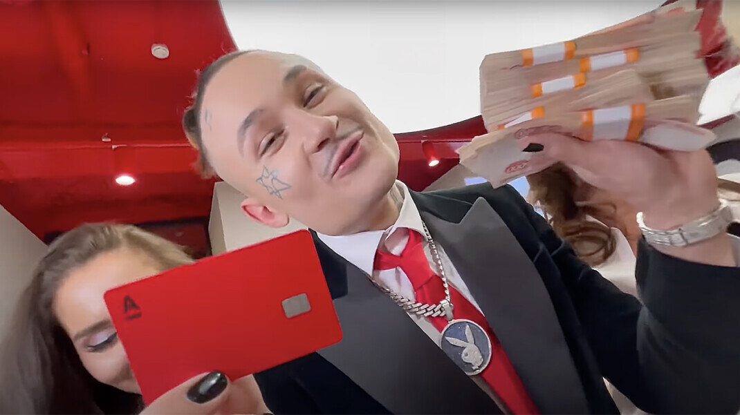 Не успел банк отойти от проблем после сотрудничества с Моргенштерном (после их коллаба, многие клиенты стали сдавать карты), как вляпался в очередной позор