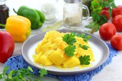 ПОШАГОВОЕ ПРИГОТОВЛЕНИЕ

ШАГ 1:
Как потушить картошку с квашеной капустой в казане? Подготовьте все ингредиенты. Квашеная капуста подойдет из супермаркета или домашнего приготовления. Картошку выбирайте по своему вкусу. Вместо воды отлично подойдет мясной или овощной бульон.
ШАГ 2:
Лук очистите от шелухи. Хорошо промойте и обмакните салфеткой от лишней влаги. Нарежьте небольшими кусочками. Отправьте сковороду с растительным маслом на средний огонь. Хорошо разогрейте. Добавьте нарезанный лук. Помешивая, обжарьте 3-5 минут.
ШАГ 3:
Квашеную капусту отожмите от рассола. Добавьте к обжаренному луку. Перемешайте и готовьте, периодически помешивая, до мягкости. Время жарки зависит от вашего вкуса. Я люблю, когда капуста немного хрустит, поэтому готовлю около 10-15 минут. Если капуста очень кислая, промойте её холодной водой и хорошо отожмите от жидкости.
ШАГ 4:
Картофель очистите, и хорошо промойте проточной водой. Нарежьте крупными кусочками и переместите в казан. Не переживайте, если у вас нет казанка, можно приготовить в кастрюле или глубоком сотейнике, желательно, с толстым дном, чтобы во время тушения, овощи не подгорели. Влейте закипевшую воду.
ШАГ 5:
Сверху добавьте квашеную капусту с луком и разровняйте ложкой. Перемешивать не нужно.
ШАГ 6:
По вкусу приправьте молотым перцем. При необходимости добавьте соль. Я её не добавляла, так как капуста хорошо соленая. По желанию, можно добавить немного куркумы, чтобы готовое блюдо было немного ярче. Установите на средний огонь и накройте крышкой. Тушите, с момента закипания, около 10 минут на небольшом огне.
ШАГ 7:
Перемешайте. Проверьте, осталась ли жидкость и, при необходимости, добавьте еще кипятку. Тушите до готовности всех ингредиентов. Время тушения зависит от сорта картофеля и размера нарезанных кусочков. Я тушила еще 20-25 минут, до мягкости картофельных кусочков.
ШАГ 8:
Картошка с квашеной капустой тушеная в казане готова.
ШАГ 9:
Приятного аппетита!
