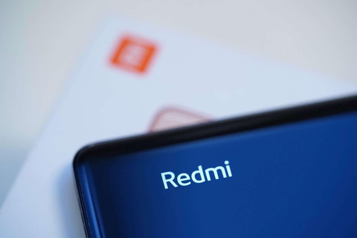 надпись Redmi на задней части смартфона Redmi Note 10