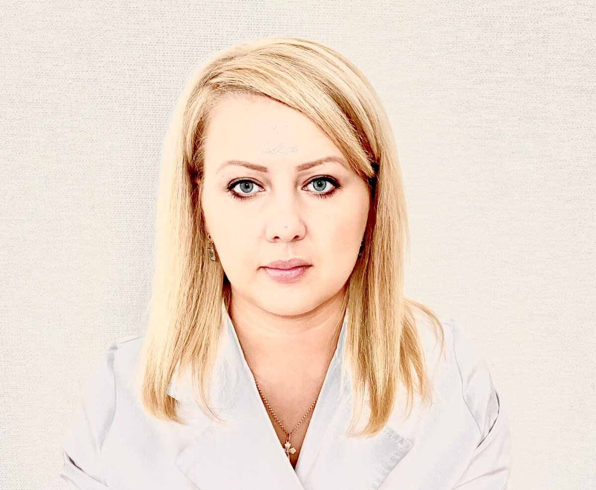 Сегодня в нашей стране используются для массовой вакцинации уже четыре российские вакцины от коронавируса:  1. «Спутник V» (медицинское название "ГамКовидВак")
2. «ЭпиВакКорона»
3. «КовиВак»
4. «Спутник Лайт».
КТО РАЗРАБОТЧИК
«Спутник V»: Национальный исследовательский центр эпидемиологии и микробиологии (НИЦЭМ) им. Н.Ф. Гамалеи
«ЭпиВакКорона»: Новосибирский научный центр «Вектор» Роспотребнадзора
«КовиВак»: Федеральный научный центр исследований и разработки иммунобиологических препаратов им. М.П. Чумакова
«Спутник Лайт»: НИЦЭМ им. Н.Ф.Гамалеи
КАК РАБОТАЕТ ВАКЦИНА
«Спутник V»: Учёные взяли два давно известных вируса – ad26 и ad5 (они вызывают обычную простуду), обезвредили их и превратили в пустую оболочку. Внутрь зашифровали ген S-белка коронавируса. По-другому его называют белок-шип, с помощью которого COVID-19 проникает в организм. К нему у нас и вырабатывается иммунитет после прививки. Самого вируса в вакцине нет. Препарат разделили на два компонента: с оболочкой ad5 и с оболочкой ad26.
«ЭпиВакКорона»: Это полностью синтезированная пептидная вакцина. Никаких уже существующих вирусов создатели за основу брать не стали. Они сами изготовили пептидные антигены, которые в точности копируют фрагменты S-белка ковида. К ним в организме и вырабатывается иммунитет после прививки.
«КовиВак»: В составе вакцины целые вирусные частицы, которые инактивированы - то есть мертвые и не могут нанести организму человека никакого вреда. Но способны вызвать развитие иммунитета против ковида.
«Спутник Лайт»: Это первый компонент вакцины «Спутник V» - работает так же. Отличие в том, что ранее не привитым людям «Лайт» будет давать более кратковременный иммунитет, чем «Спутник V». При вакцинации переболевших или ранее вакцинированных (ревацинации), как ожидается, даст оптимальный уровень защиты.
СПОСОБ ПРИМЕНЕНИЯ
«Спутник V»: Два укола с интервалом 21 день
«ЭпиВакКорона»: Два укола с интервалом не менее 14-21 дня
«КовиВак»: Два укола с интервалом 14 дней (разработчик заявил о планах продлить интервал до 21-28 дней для повышения эффективности выработки иммунитета, но на сегодня такие изменения не внесены в инструкцию)
«Спутник Лайт»: Один укол
КОГДА ПОЯВЛЯЕТСЯ ИММУНИТЕТ
«Спутник V»: Через 2-3 недели после первого укола частичная иммунная защита, через 21 день после второго укола - полноценный иммунитет к ковиду.
«ЭпиВакКорона»: В среднем через 32-42 дня после первой вакцинации.
«КовиВак»: В среднем через 42 дня после первой вакцинации.
«Спутник Лайт»: Через 28 дней после укола при первичной вакцинации; на 10-й день после укола у переболевших и ранее вакцинированных.
СКОЛЬКО СОХРАНЯЕТСЯ ИММУННАЯ ЗАЩИТА
«Спутник V»: По заявлениям разработчиков - от 1 до 2 лет, но в период всплеска заболеваемости рекомендуется ревакцинация раз в 6 месяцев.
«ЭпиВакКорона»: По заявлениям разработчиков - предположительно до одного года.
«КовиВак»: По заявлениям разработчиков - предположительно до одного года.
«Спутник Лайт»: По заявлениям разработчиков - в среднем 4-5 месяцев.

