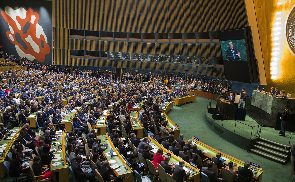 Заседание оон прямо. Заседание Генеральной Ассамблеи ООН. Зал Генеральной Ассамблеи ООН. Генеральная Ассамблея ООН 1990. Заседание ООН 2000.