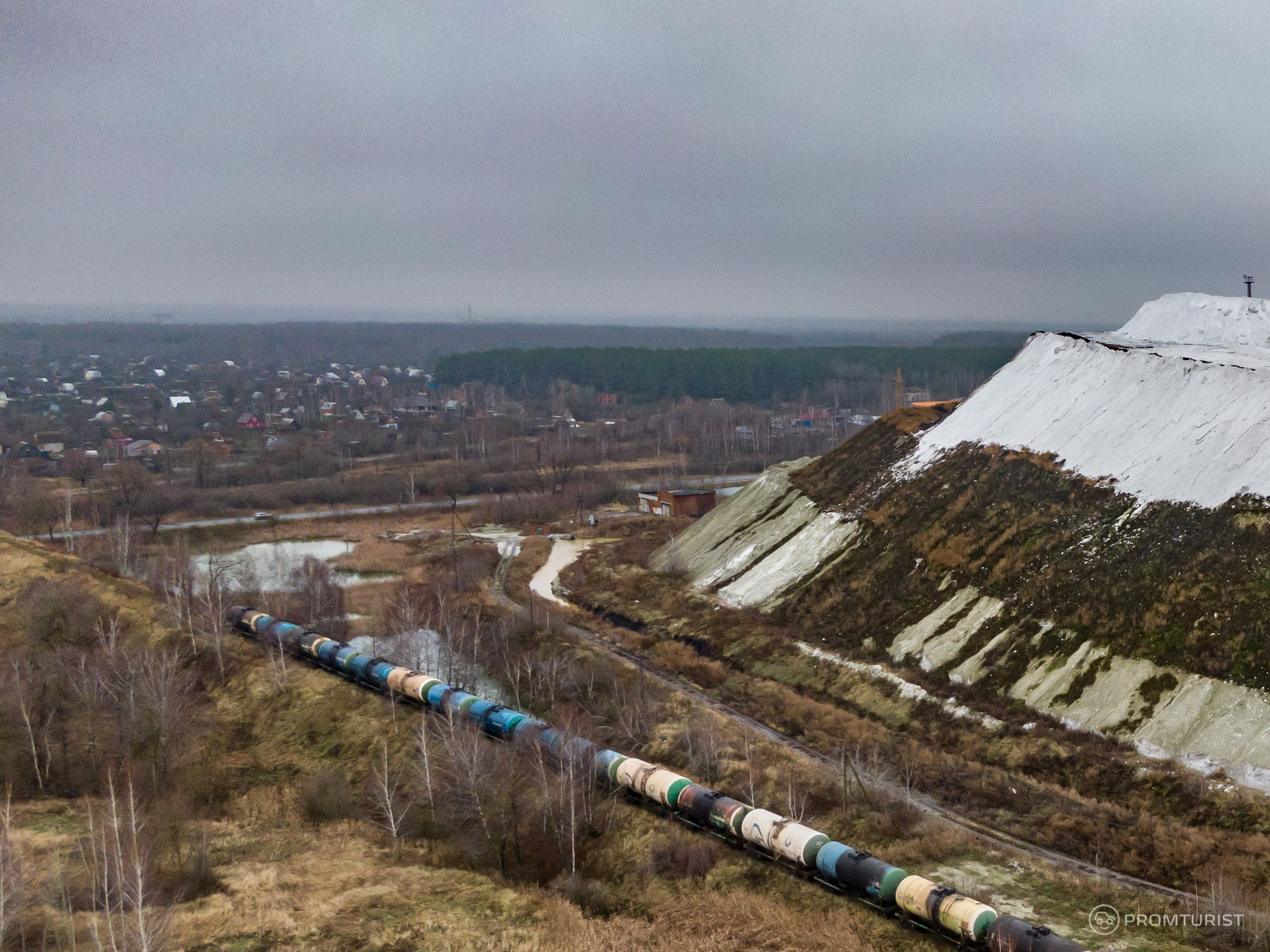 Исполинский могильник химических отходов (высота 200 метров) рядом с которым живут люди ?♨️?‍♂️6