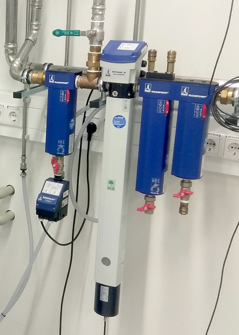 Мембранный осушитель DRYPOINT M (Beko Technologies GmBH), встроенный в пневмосеть вместе с тремя фильтрами