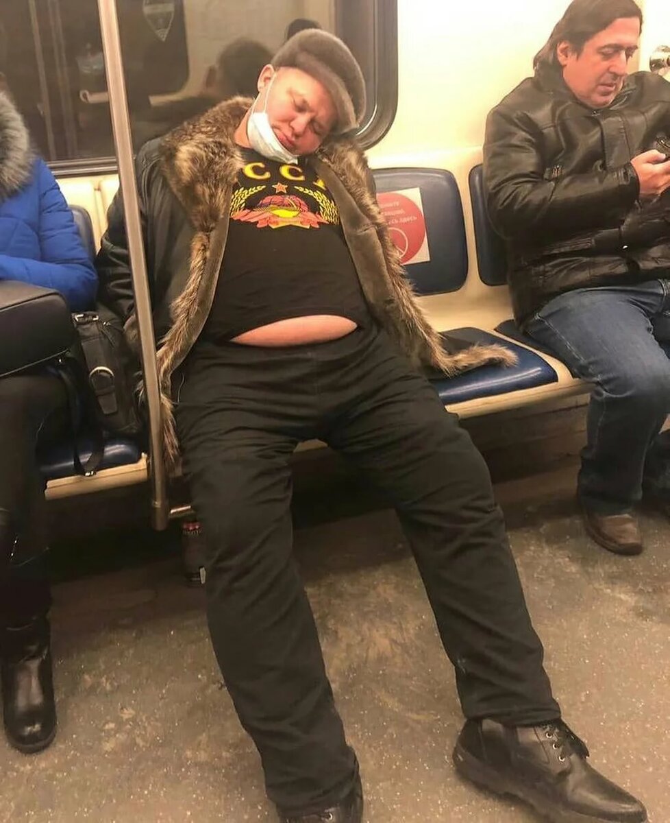 В метро странно одетые