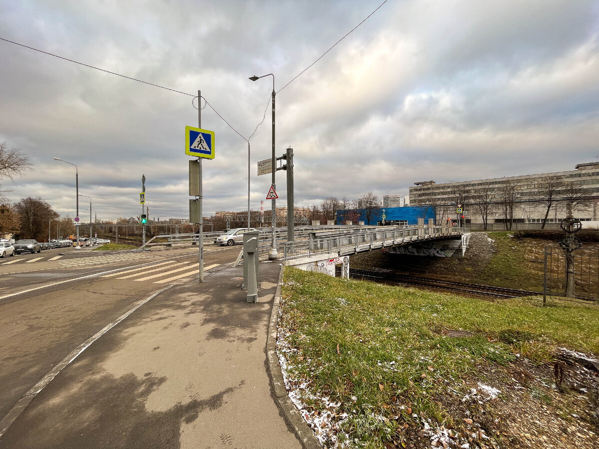 Блестящий пример недавнего соединения двух районов - путепровод через Павелецкое направление РЖД у Электролитного проезда