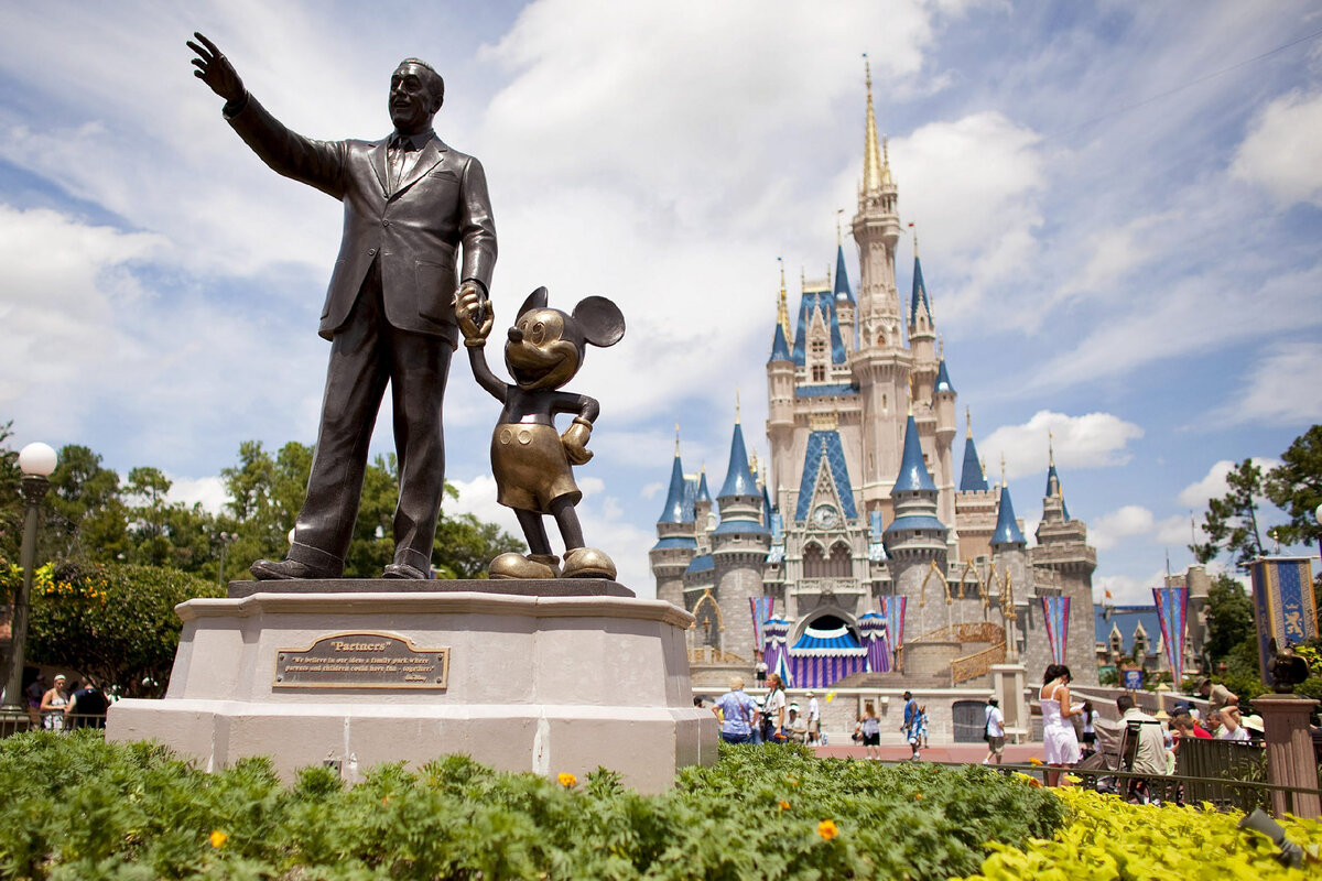 Жизнь уолта диснея. Уолт Дисней Диснейуорлд. The Walt Disney Company компания. Статуя Уолта Диснея. Уолт Дисней Диснейленд.