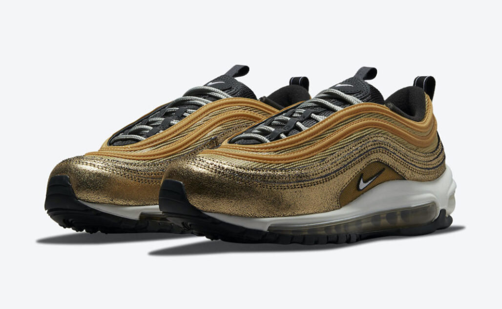 Дата выхода Nike Air Max 97 «Golden Gals» Nike Air Max 97 «Golden Gals» появятся 9 декабря в избранных магазинах и на официальном сайте Nike по цене 180 долларов США.
Кроссовки имеют основу из сетки цвета золота с потрескавшимися кожаными накладками и брызговиками. Черные сетчатые язычки, серебряные шнурки, светоотражающие детали 3M и белая мидсоль с черной резиновой подошвой завершают дизайн.