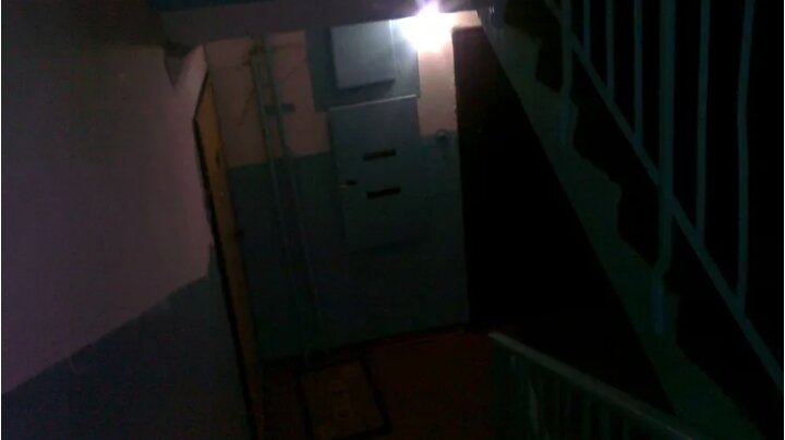 Насколько я помню это была Осень 2019 года я возвращаюсь домой с работы. Захожу в подъезд и Поднимаюсь к себе на этаж и захожу в свою квартиру. Живу я один. Так как время было уже позднее я решил пойти на кухню и зделать себе чай. Выпив чай я пошел смотреть сериал на ноутбуке. Сижу я значит смотрю сериал как вдруг неожиданно во всём доме погас свет. Ну вот посмотрел сериал  подумал я.Встаю с кровати и подхожу к окну, и как оказалось света нет не только у меня.  Вот тут то и началось самое интересное! Стаю я у окна и вдруг слышу что сзади меня кто-то очень тяжело дышит! Оборачиваюсь и никого. Не придаф этому никакого значения мол наверное слишком устал после работы, я пошел на кухню.  И взял там свои свечи которые у меня осталось с нового года. Зажигаю свечу ну вот стало немного светлее. Стаю проходит несколько минут  и  вдруг замечаю на своем столе Какие- то  больше следы от когтей! Вот это меня уже всерьез насторожило, ведь потому что их явно не было когда я пришел домой! Да и стол этот совсем новый был. Стою размышляю на этим и всё-таки решаю пойти и проверить мою входную дверь.Но не дойдя до двери я замечаю на своем балконе силуэт. В тот момент мне стало по-настоящему жутко. Ну представь ты 1 в квартире и видишь на своем балконе силуэт человека под 2 метра ростом. Но у меня в руках была свечка и поэтому было немного светло и я решил подойти и посмотреть кто строит у меня на балконе. Подхожу к балкону и там никого ниакозалось и входная дверь была закрыта. Списав все на свою усталость после тежелой работы я начал ждать когда дадут свет. Но ещё немного походя по квартире я понял что свет не дадут как минимум до завтра, и я отправился спать. Но хочу подметить кое что странное- Когда я ходил по квартире мне все время в глаза бросается какой-то силуэт похожий на тот что я видел на балконе.  Да и уснул я с большим трудом.И уже на утро я обнаружил что на кухне куча битой посуды а также множество неизвестных мне символов на стенах квартиры  а также открытая входная дверь.  Что произошло со мной в тот вечер Я досихпор не могу понять.Но после этого случая с стал беспокойство спать и постоянно чувствовать чёто присутствие в квартире. Хотя как я уже говорил живу я один.