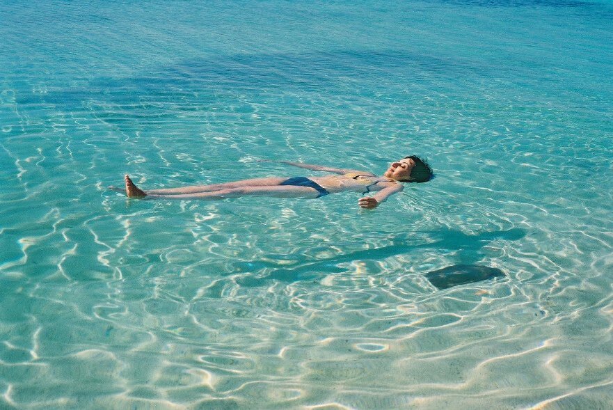 Человек в прозрачной воде