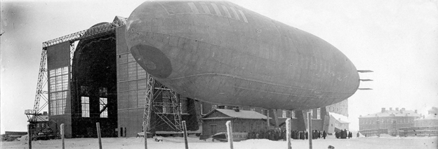 Эллинг - сооружение для постройки, хранения, технического обслуживания и ремонта дирижаблей. На фото:  Дирижабль "Красная звезда" в Воздухоплавательной школе на Волковом поле, Петроград (1921). https://upload.wikimedia.org/wikipedia/commons/2/2a/Airship_Krasnaya_Zvezda_in_Petrograd_1921