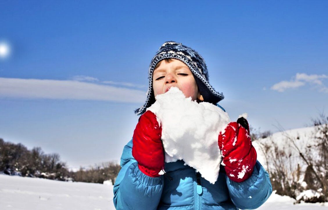 Можно ли пить снежки. Девочка ест снег. Ребенок ест снег. Дети в снегу. Кушать снег.
