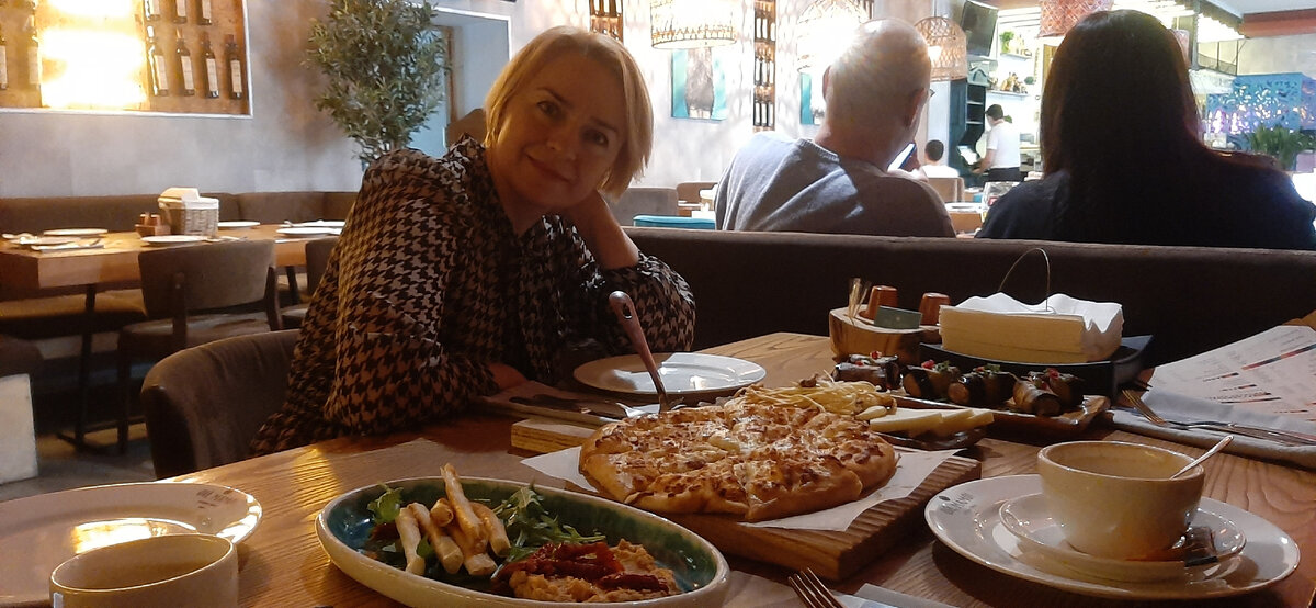 Фото автора. Жду встречи с сыном. Ему сегодня 25. Пытаюсь улыбаться, а внутри всё колотится.