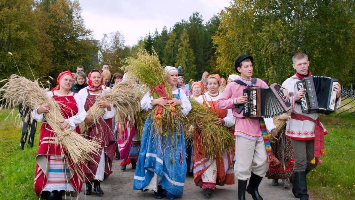 Music village. Фольклор. Культура и традиции. Праздник в деревне. Народные гулянья на селе гармонист.