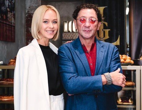 Кажется, что музыкант не особенно переживает из-за краха своего брака
