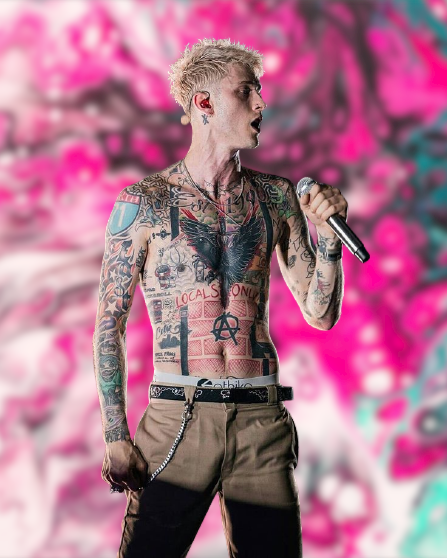 Рэпер Machine Gun Kelly сделал монохромную тату в духовных целях