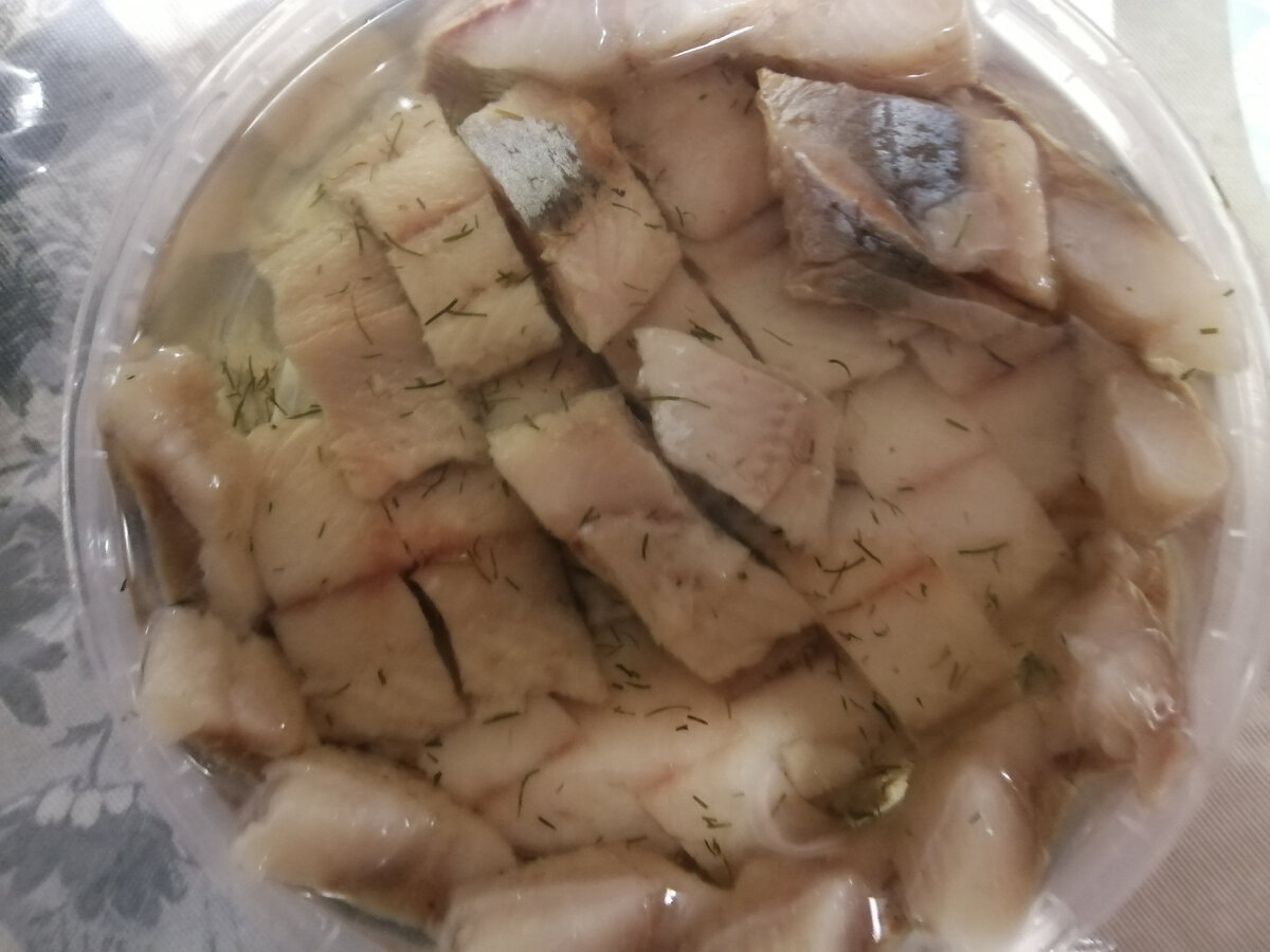 Сырье мороженое. Однако консистенция, вид и запах готового продукта весьма недурны! Плотные кусочки естественного для такого продукта цвета. Укропчик присутствует. Масло прозрачное. Шкурка аккуратно снята. Неплохо... Неплохо...