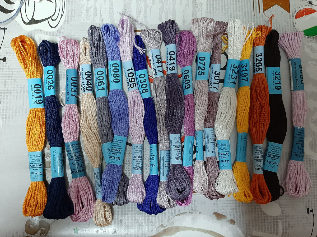 Нитки, которых хватит для данной вышивки.