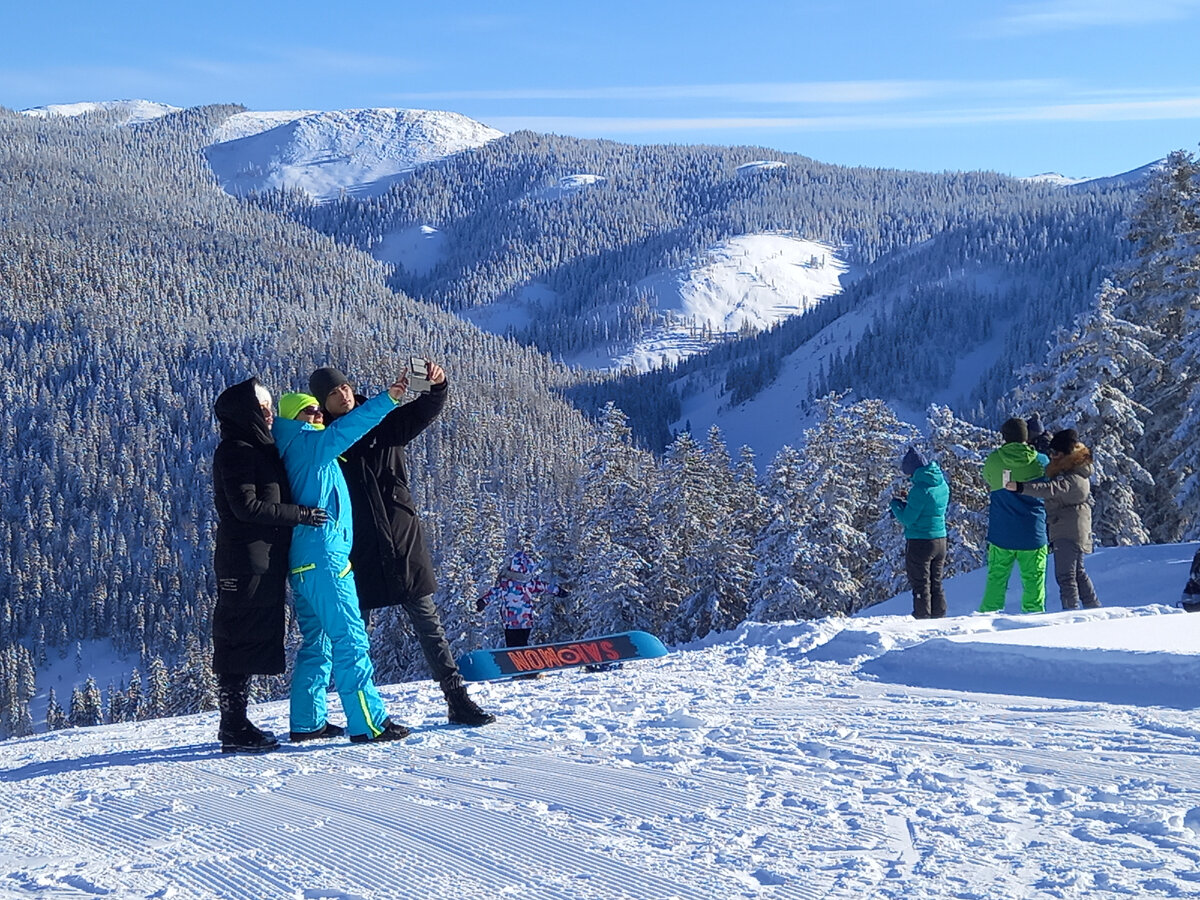 Здесь берет начало лыжная трасса длиной 800 метров. 