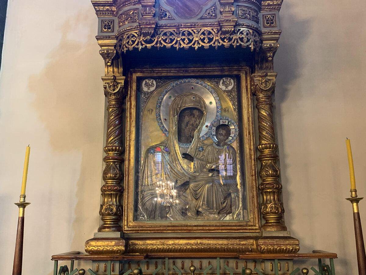 Άλλη σεβαστή αρχαία εικόνα είναι η «Παναγία Φανερωμένη» στον βόρειο τοίχο του ναού, με ασημένιο ιμάτιο, δώρο από τη Ρωσία.  Φωτογραφία του συγγραφέα