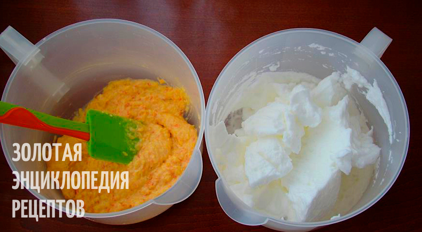 Разделяем яйца на белки и желтки, желтки взбиваем немного венчиком, и добавляем овощное пюре из болгарского перца.